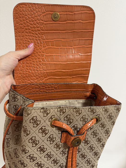 Rucsac marca Guess