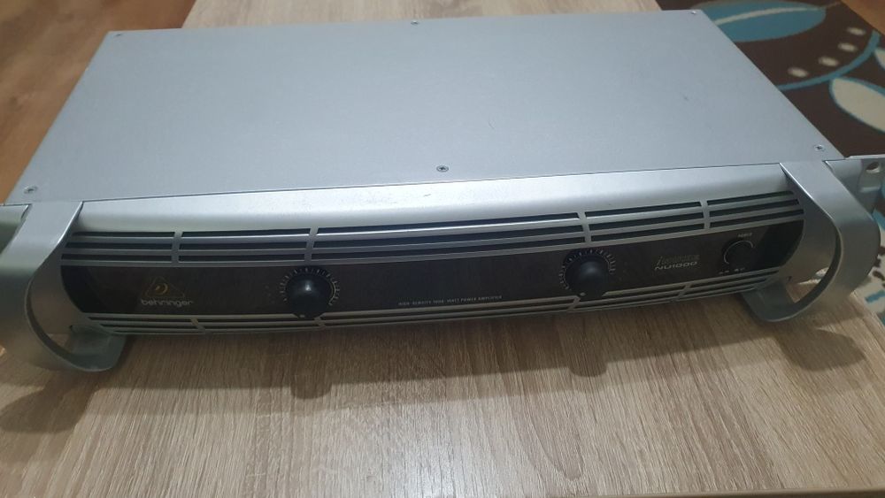 Amplificator Behringer NU1000
