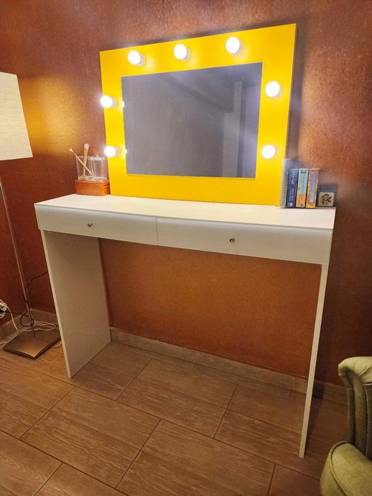 Post makeup infrumusetare, masa machiaj cu oglinda cu leduri