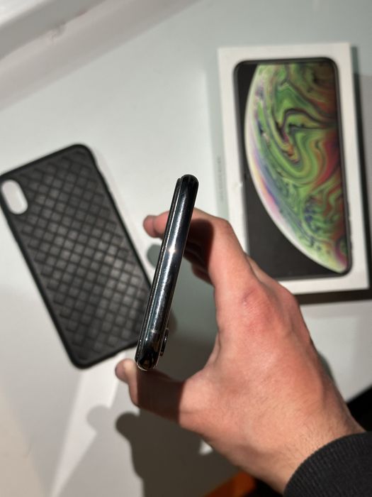 Продается iPhone Xs max с коробкой