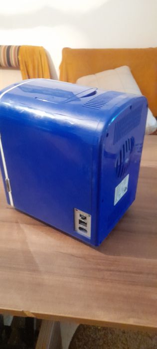 Vând mini frigider pentru casa sau masina