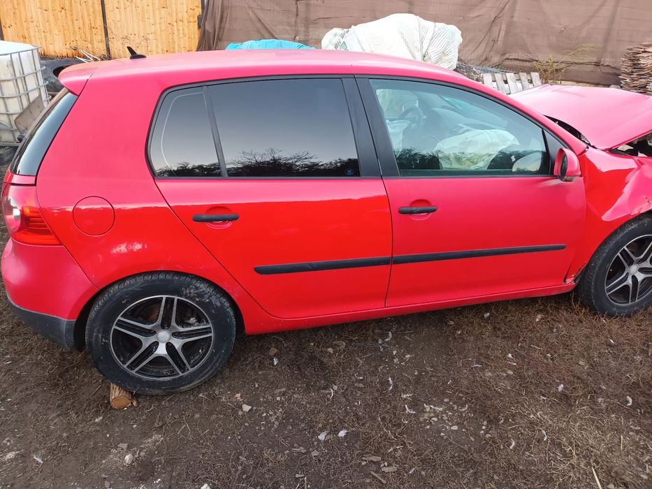 Vând Golf 5 1.9 diesel  ! AVARIAT !