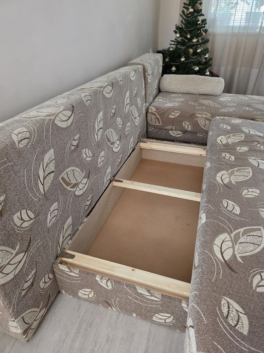 Разтегателен диван с табуретка