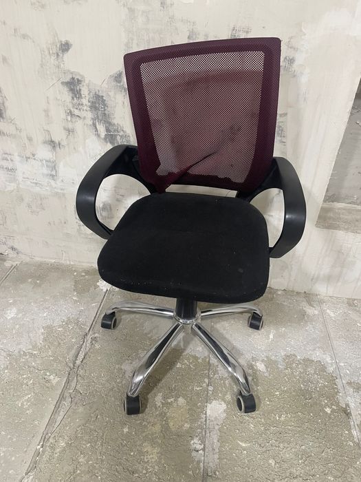 Один сломанный стул кресло