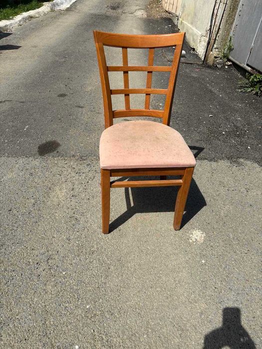 продава дървени столова  в много добро състояние