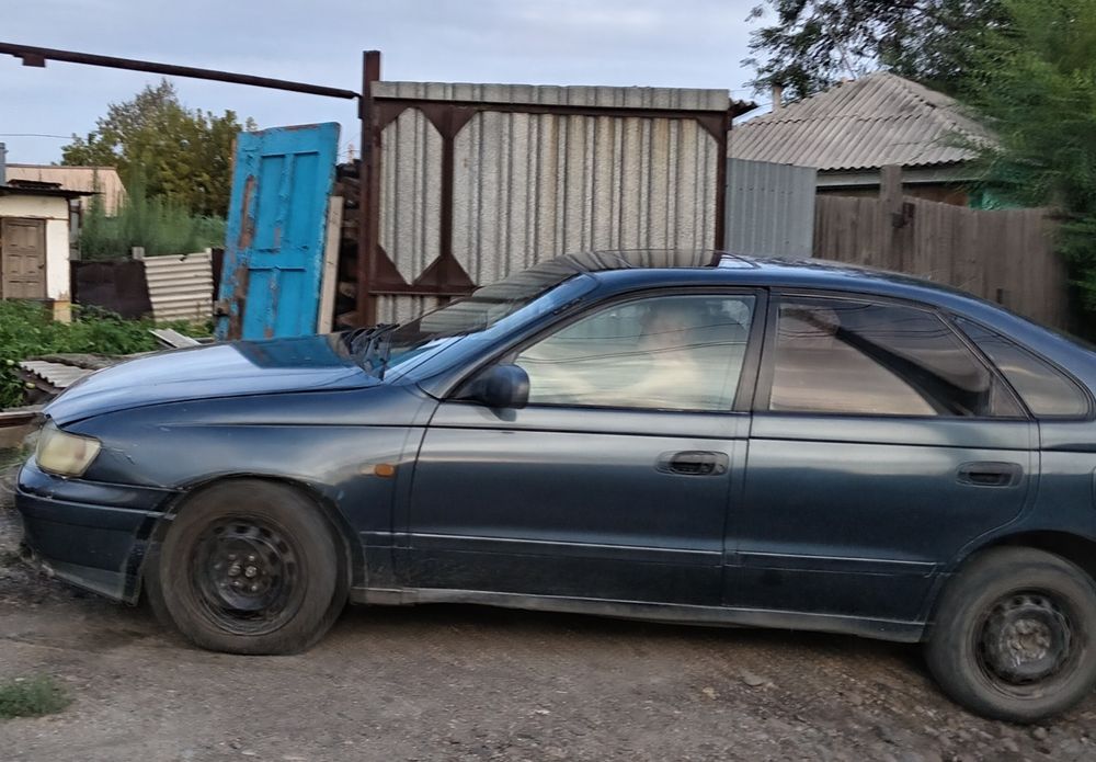 Продам машину тайота карина е