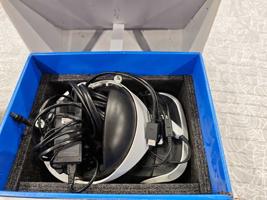 Vr очила и 2 бр контролери за PS4