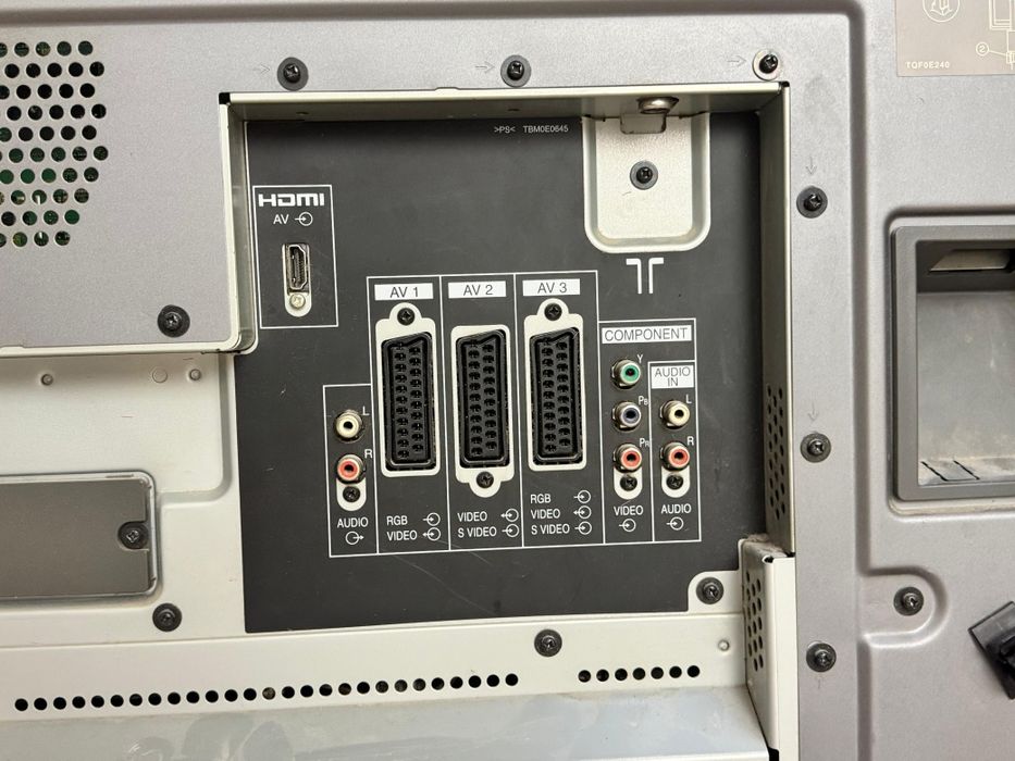 Телевизор с кранштейном