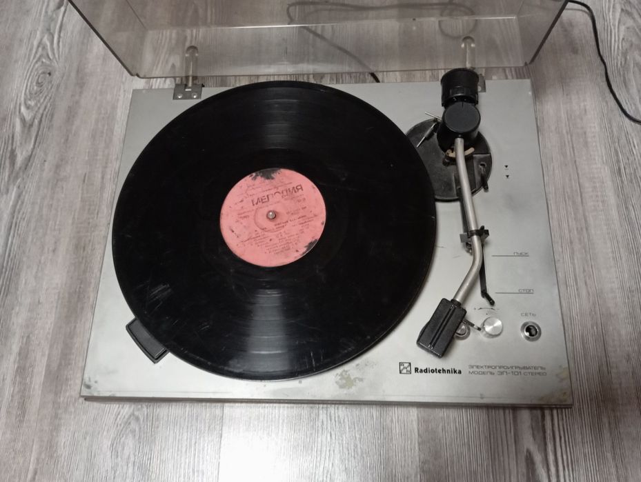 Продам виниловый проигрыватель