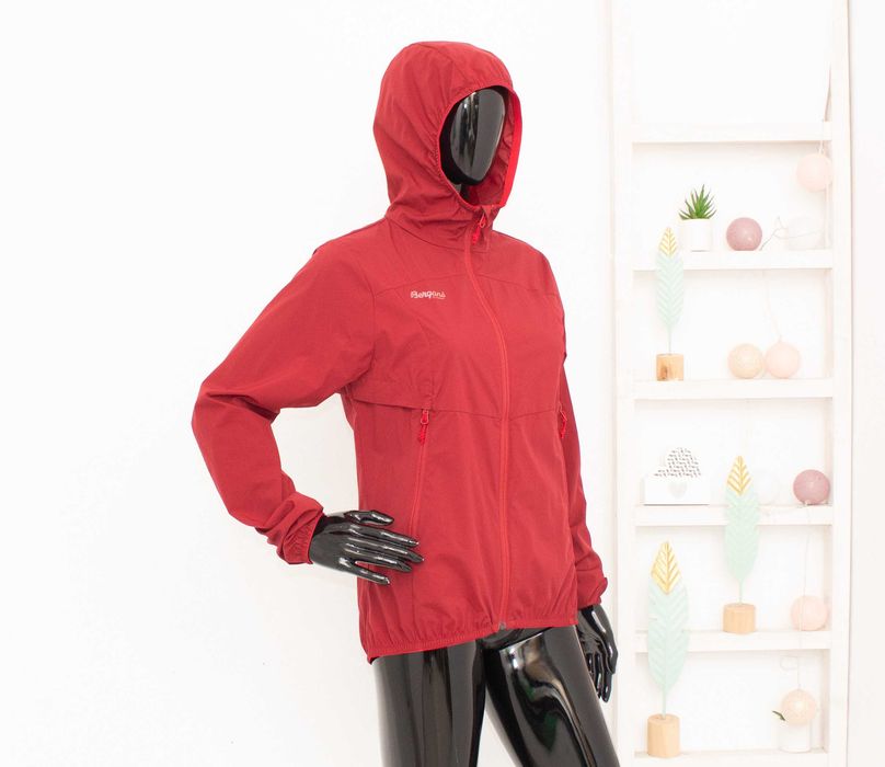 BERGANS Norddal Jacket дамско яке вишнаво много тънко с качулка ветровка S