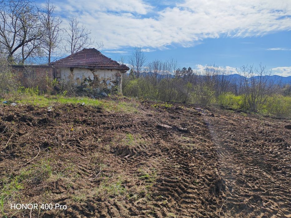 Продавам вила с 1500 кв. м. двор.