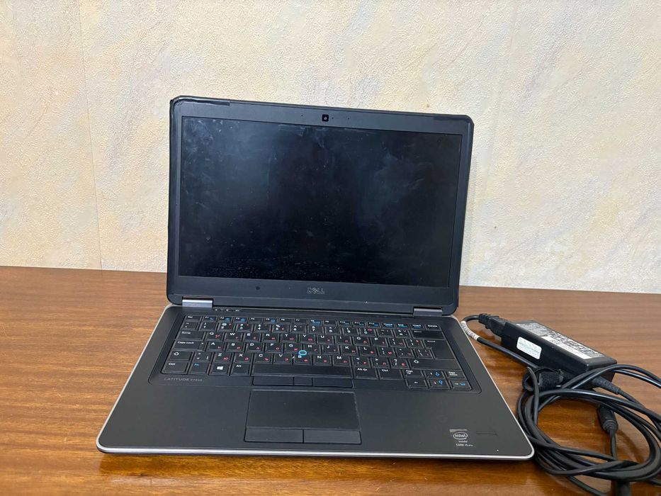 Лаптоп с зарядно "Dell"