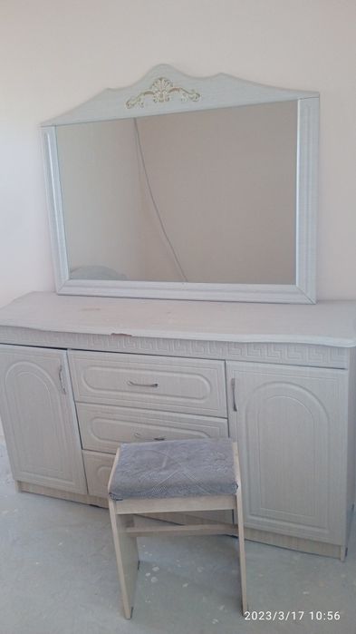 Мебель срочно сотилади