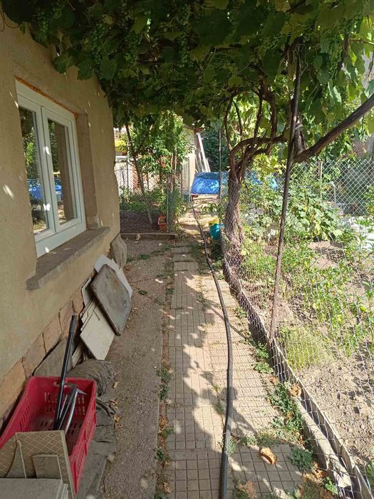 Просторна триетажна къща с голям двор в с. Дивотино, обл. Перник