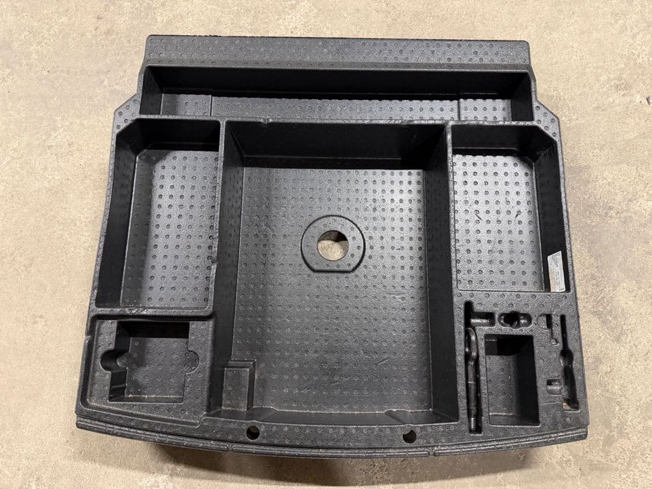 Долна кора за багажник + кука за теглене за VW Tiguan Allspace