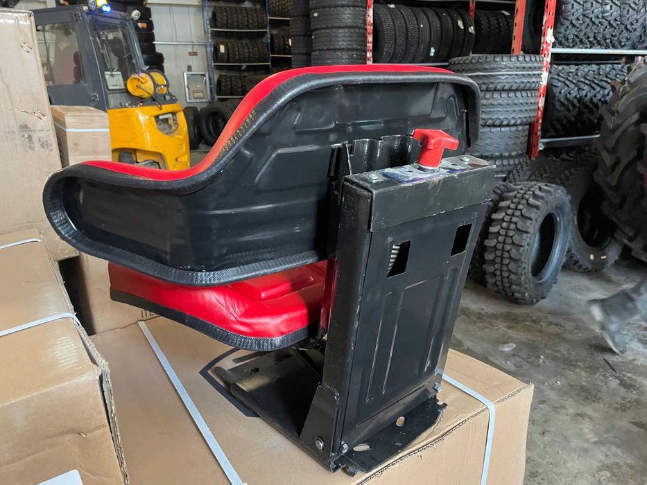 Scaun Rosu de tractor cu prindere universala garantie livrare