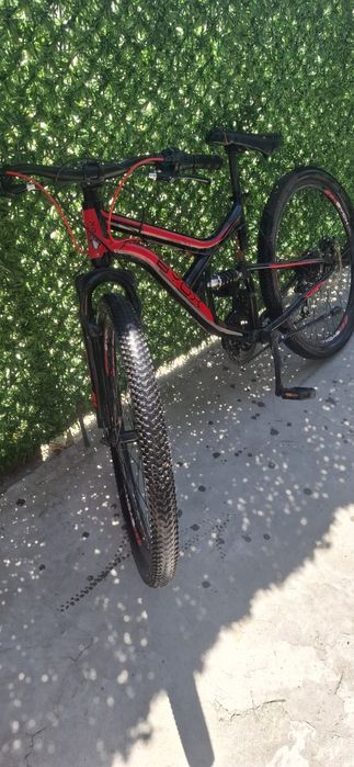 Продавам червено черен  byox