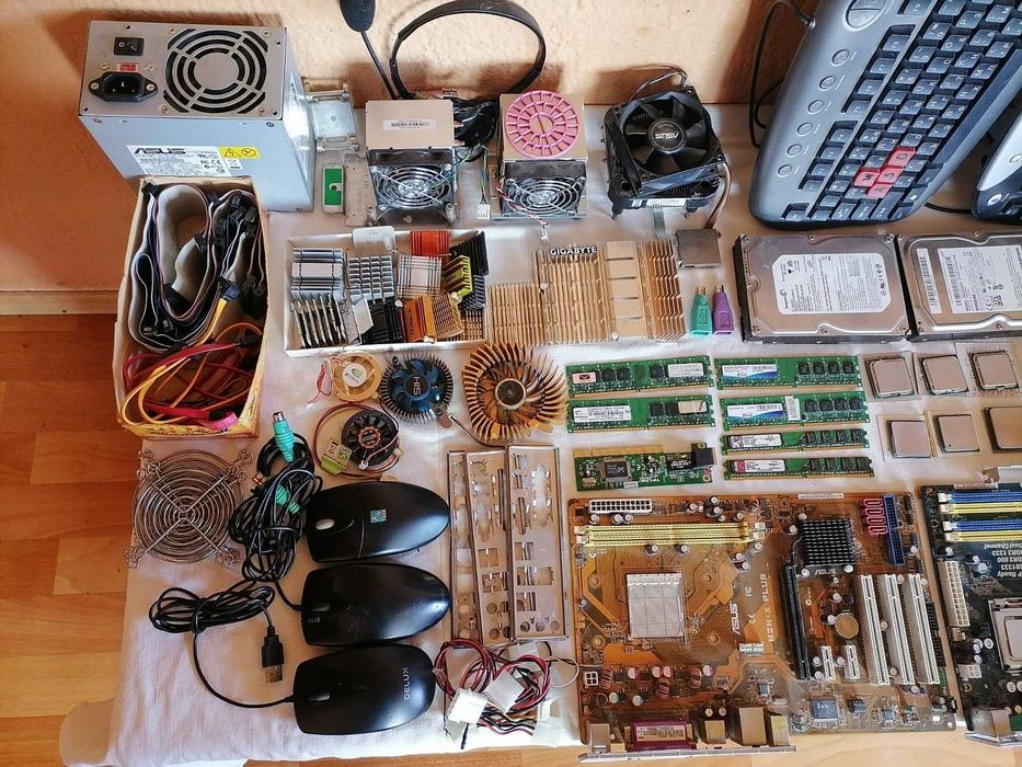 Голям лот компютърни части