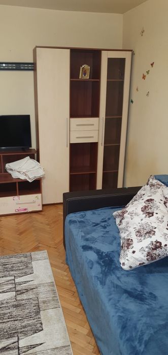 Închiriez garsoniera la etajul 1.