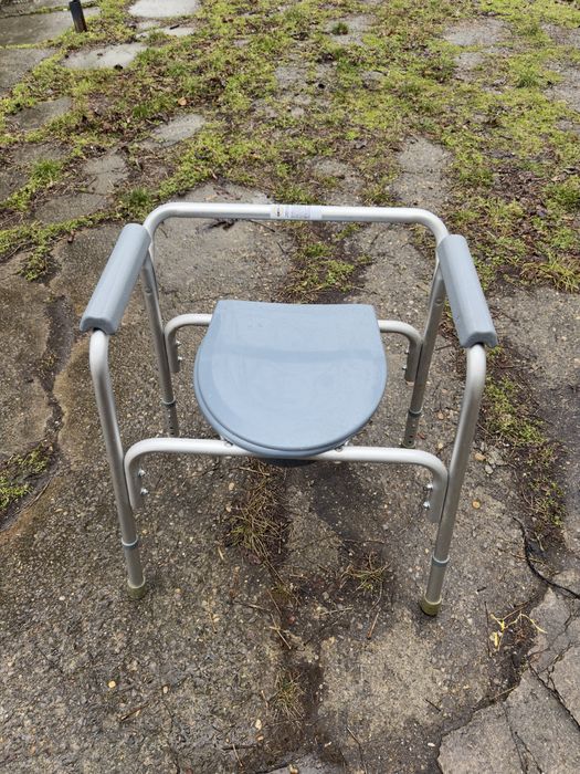 Тоалетен инвалиден стол