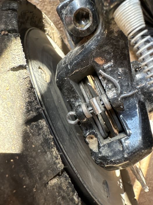 Vand kukirin g2 este impecabil doar are cauciucul taiat
