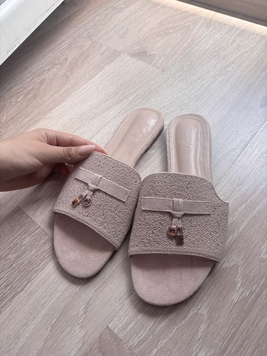 Бежави чехли за лятото