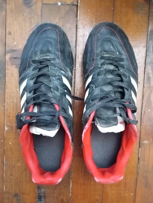 Футболни обувки (бутонки)