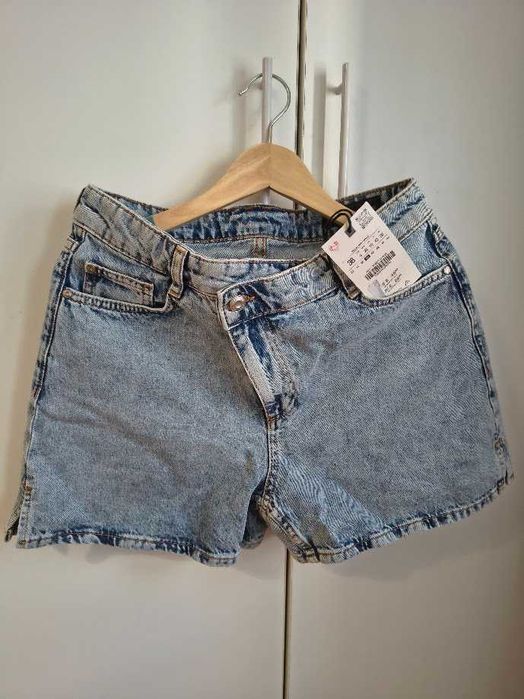 Чисто нови дънкови къси панталони на ZARA с висока талия и кръстосан колан. Размер М 38.