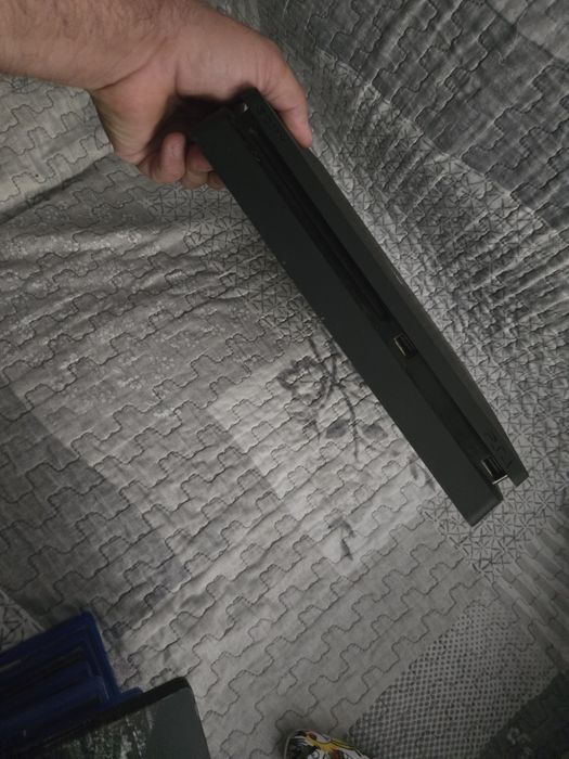 Buna vand ps4 slim  memori 500 gb