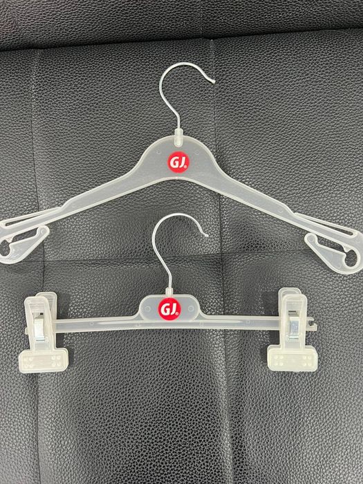 Плечики, пластиковые вешалки