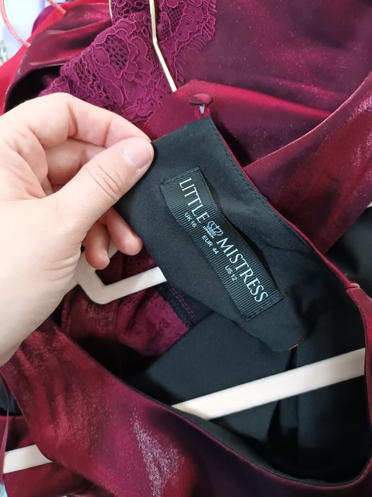 Рокля в цвят бордо