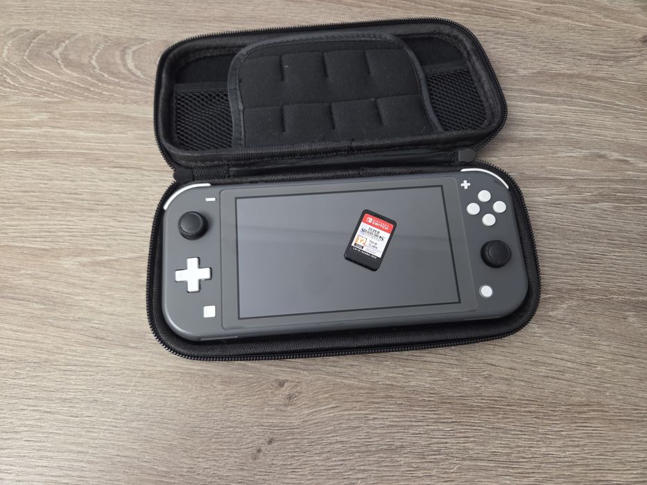 Nintendo switch lite+игра и чехол