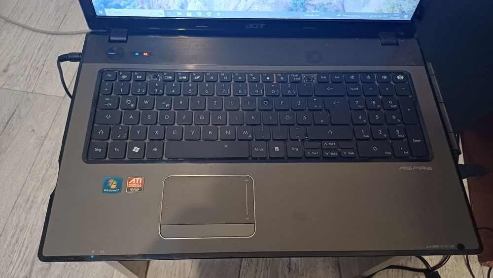 Ноутбук с зарядкой