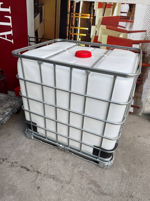 Бочка Емкость полиэтиленовая с поддоном (объем 1 куб.м)