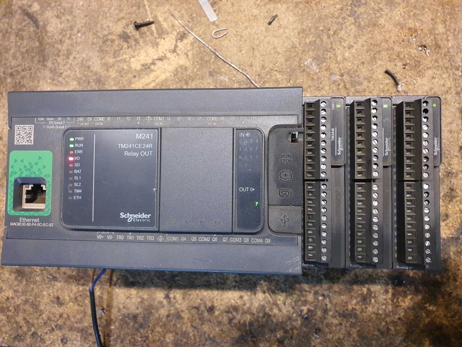 vand automat programabil Schneider M241