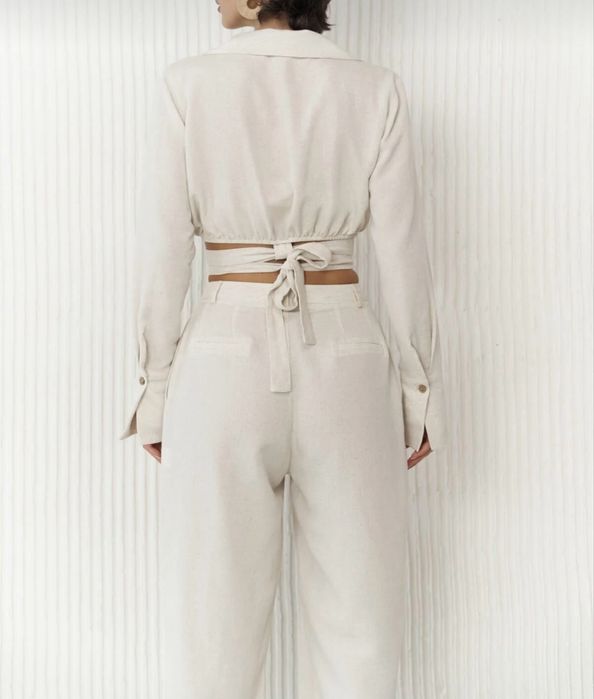 Коплект бежов панталон с риза