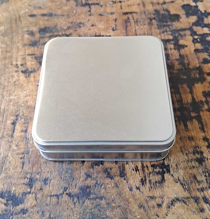 подложки за чаши 4 броя пластмаса със сребро и корк в метална кутия