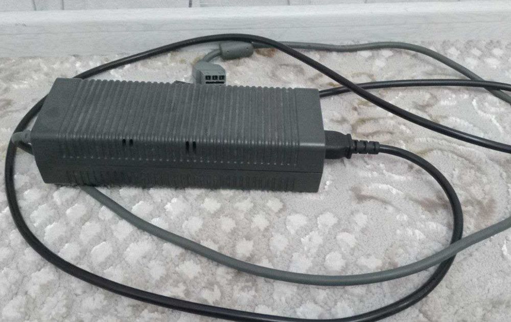 xbox 360, 2 жостика оригинал и 25 игр срочно