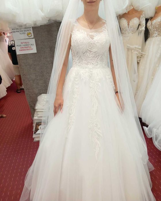 Rochia Mireasa cu crinolina si voal lung