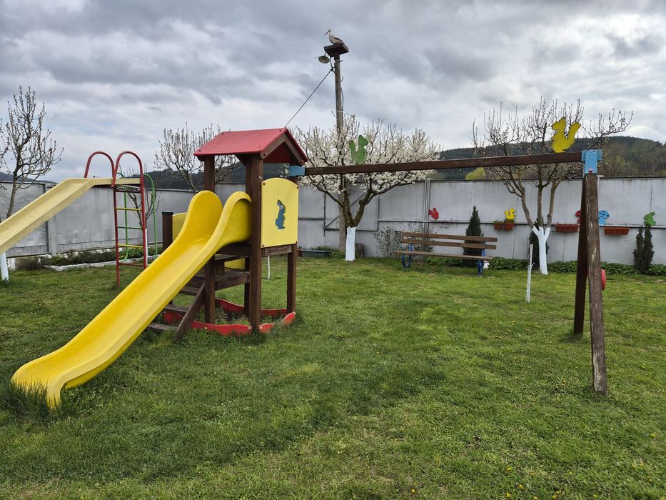 Дървена детска площадка с пързалка