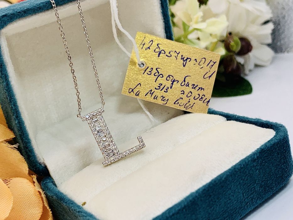 Изящная золотая подвеска с инициалами буква Л