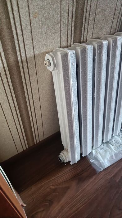 Продам радиатор чугунный из 10 секций.