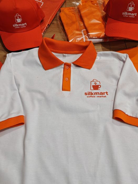 Поло на заказ с логотипом вашей компании.