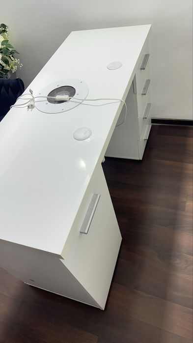 Masa manichiura cu aspirator