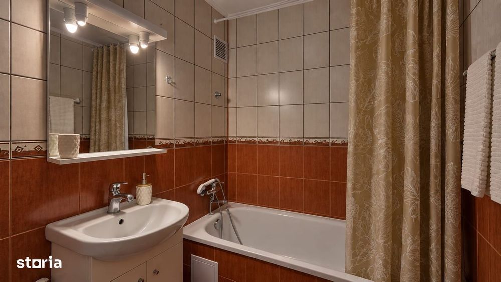 Garsoniera decomandata cu bucatarie inchisa si balcon