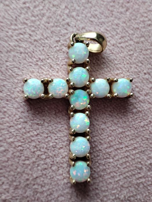 Cruciuliță aur 14 k  cu opal alb