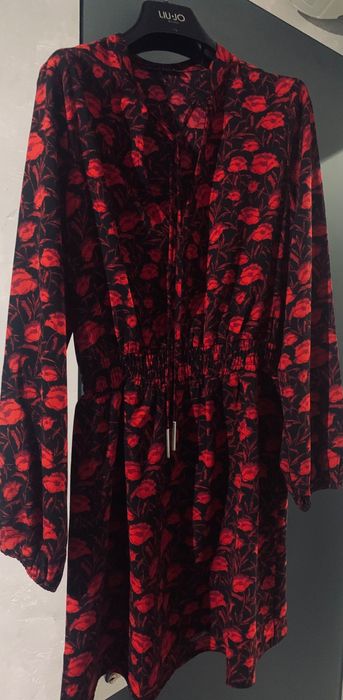 Рокля на GUESS на цветя