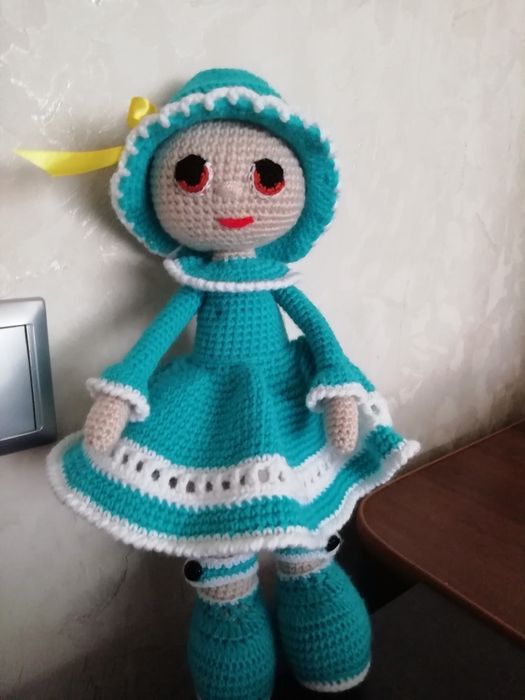 Кукла связана крючком