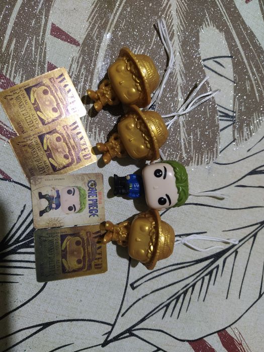Продавам фигурки три Luffy gold u eдин Zoro цена по договаряне