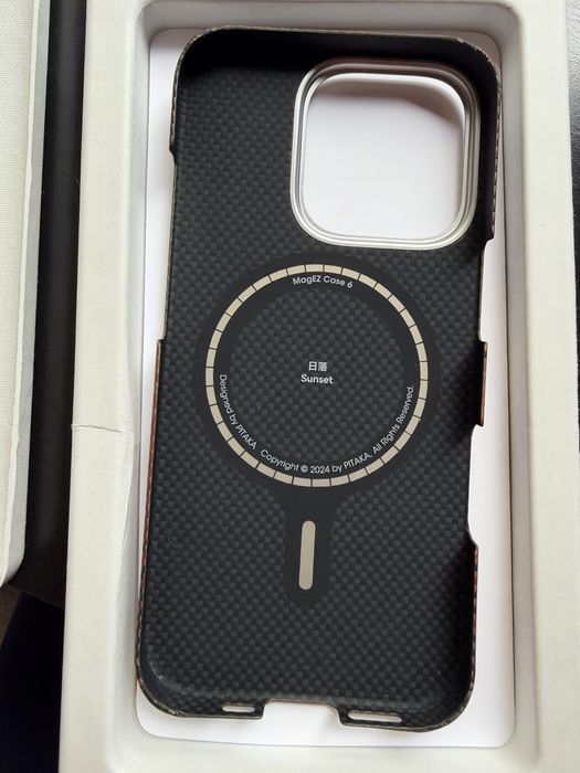 калъф е Pitaka MagEZ Case 6 (Sunset), който е предназначен специално за iPhone 16 Pro.